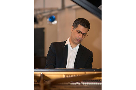 Roderigo Robales de Medina, piano