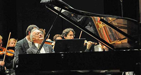 Alfred Brendel performing