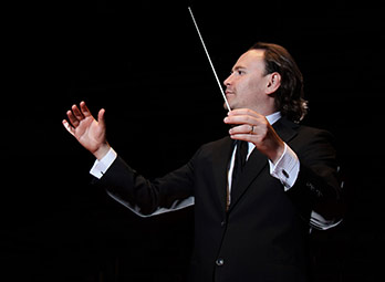 Conductor Christian Vasquez